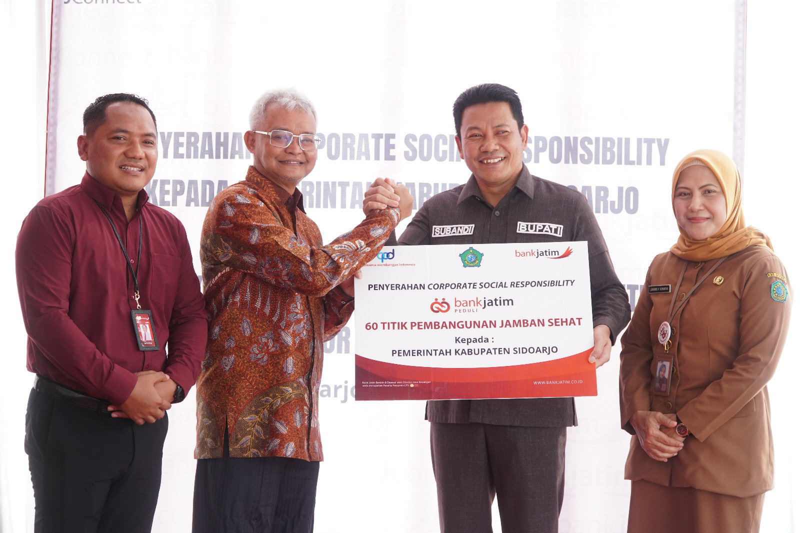PERHATIAN: Bupati Sidoarjo Subandi menerima bantuan CSR jamban dari Bank Jatim Cabang Sidoarjo.