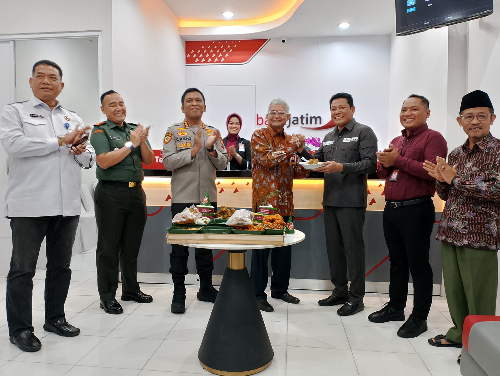 BERSINERGI: Direktur IT Digital dan Operasional Bank Jatim serahkan potongan tumpeng pertama ke Bupati Sidoarjo, Subandi didampingi jajaran Forkopimda Sidoarjo.