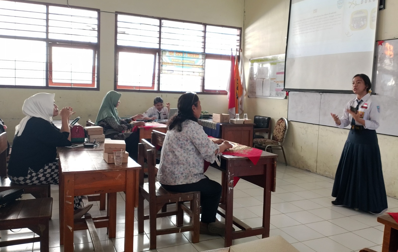 INTEGRASI IPTEK: Ujian portofolio tahun ini berintegrasi IPTEK, seluruh hasilnya dikemas dalam bentuk flip book digital, yang menunjukkan penguasaan teknologi. (INDRA WIJAYANTO/RADAR SIDOARJO)