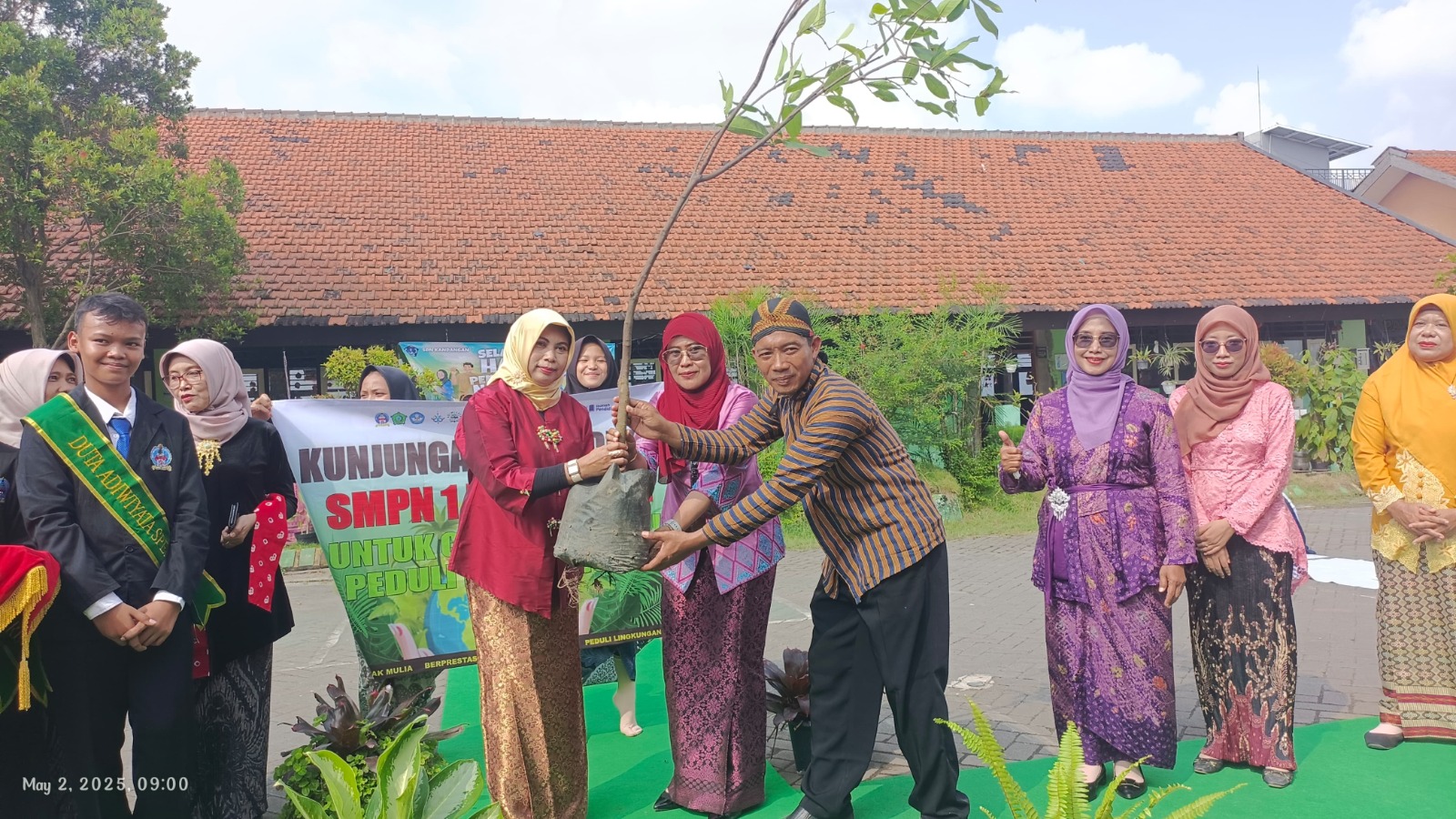 CINTA BUMI: SMPN 1 Krembung turun langsung menyebarkan bibit tanman ke sejumlah sekolah sekitar.
