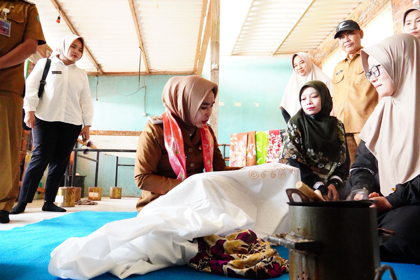 PERHATIAN: Wakil Bupati Sidoarjo Mimik Idayana saat melihat UMKM di Desa Suwaluh, Balongbendo.