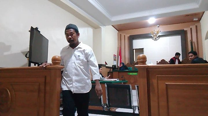 KESAKSIAN: Terdakwa Agus Nasroni saat menjalani sidang di PN Sidoarjo. (DIKY PUTRA SANSIRI/RADAR SIDOARJO)
