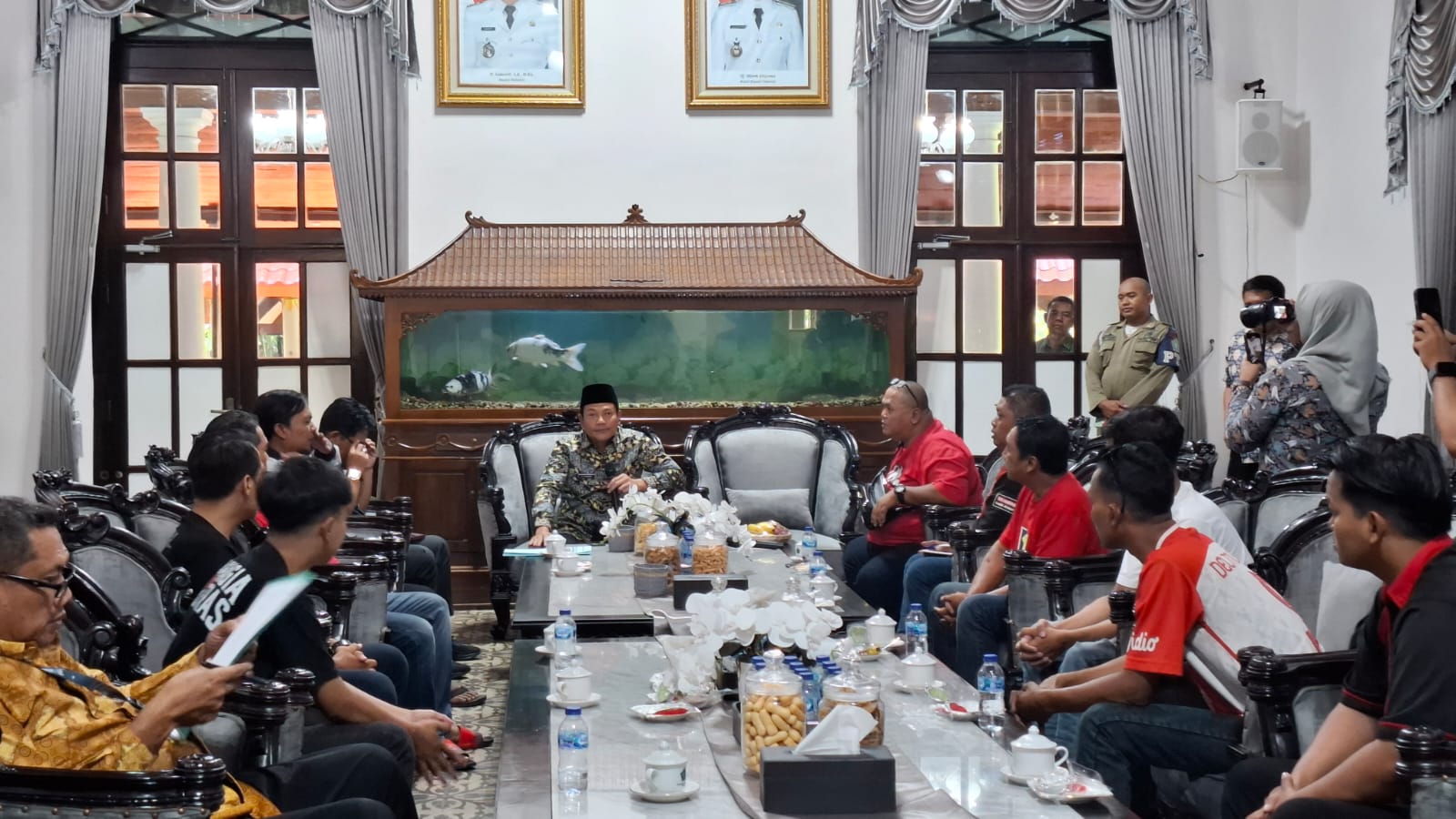 MENDUKUNG: Suasana audiensi Bupati Sidoarjo, Subandi dengan kelompok suporter Deltras Sidoarjo, Deltamania. (M SAIFUL ROHMAN/RADAR SIDOARJO)