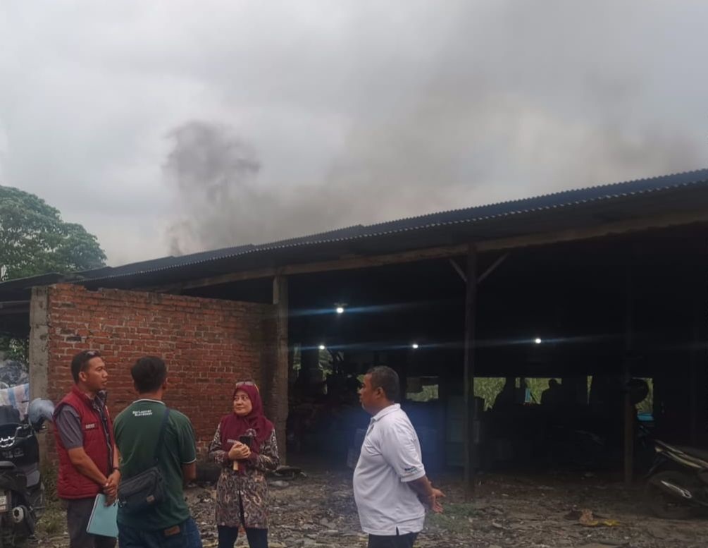 PENCEMARAN LINGKUNGAN: Tim DLHK Sidoarjo saat sidak industri tahu di Desa Tropodo.