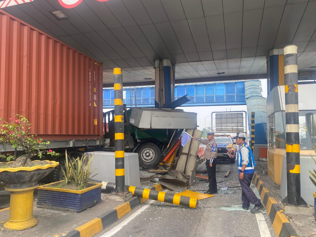 MENGANTUK: Kondisi truk kontainer pascamenabrak GT Waru, Selasa (6/5).