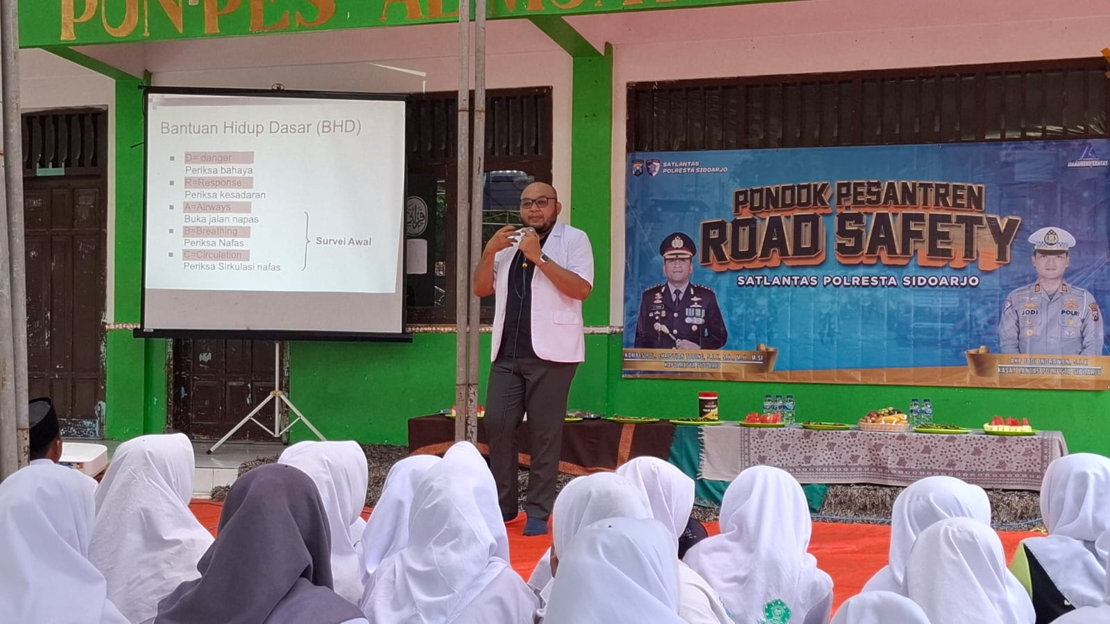 KOLABORASI: Direktur RSU RSU As-Sakinah Medika Sukodono, Adhi Candra sosialisasikan penanganan pertama korban kecelakaan ke santri Ponpes Al Muayyad, Tanggulangin. (M SAIFUL ROHMAN/RADAR SIDOARJO)