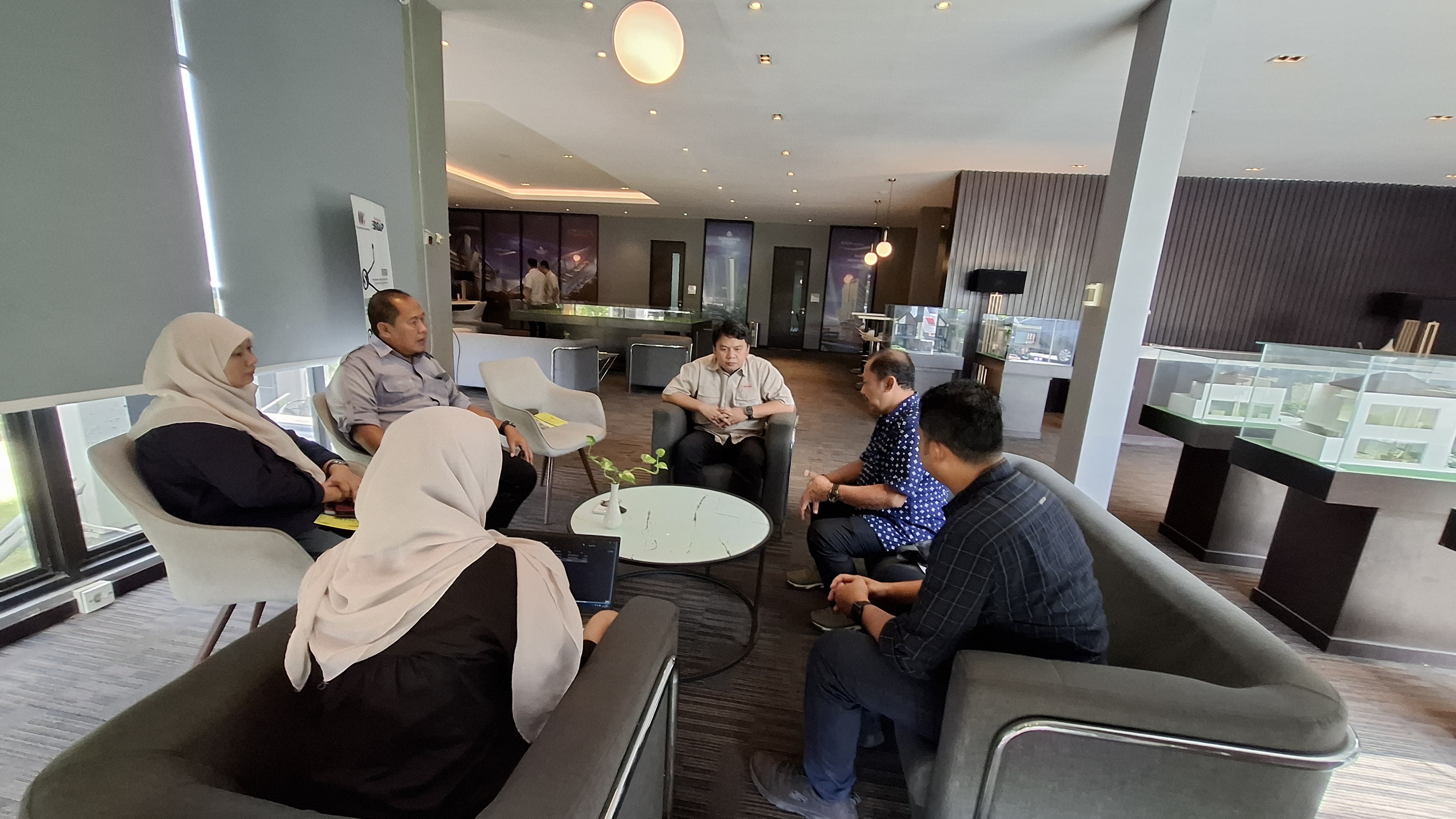 KERJA SAMA: Direktur Radar Surabaya Lilik Widyantoro (dua dari kanan) bersama Direktur Operasional Maxima Lead Agent Kahuripan Nirwana, Raja Aditiandra (tiga dari kanan).