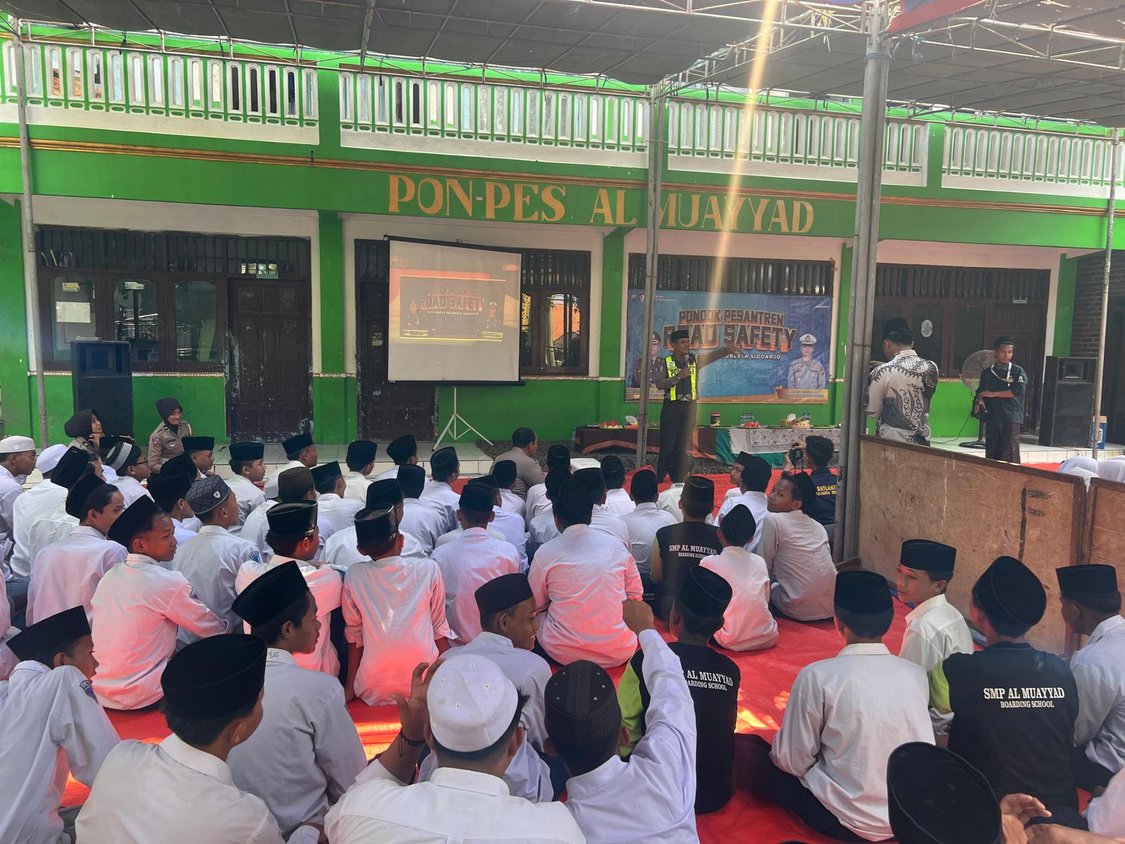 KESELAMATAN : Anggota Satlantas Polresta Sidoarjo mengedukasi para santri di Tanggulangin, Sidoarjo. (IST/RADAR SIDOARJO)