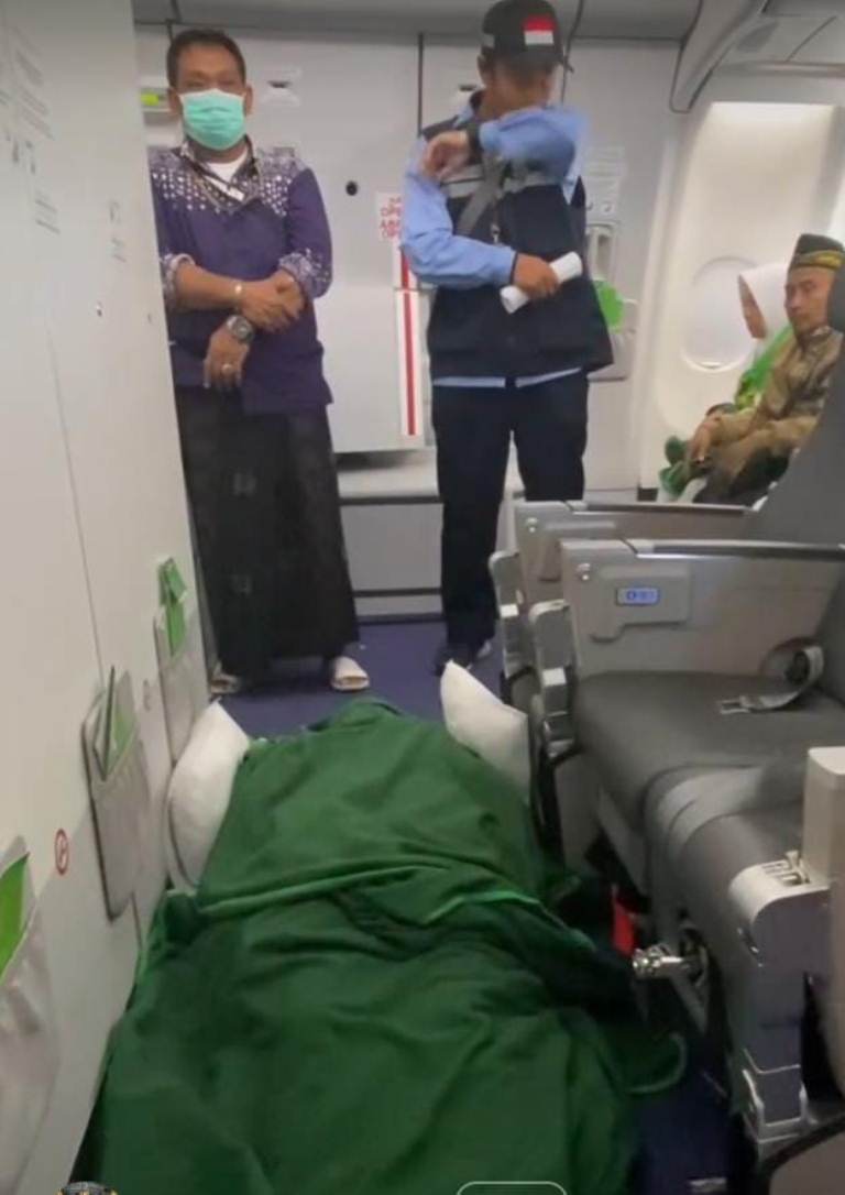 BERDUKA: Salah satu jemaah yang tergabung dalam Kloter 20, atas nama Nur Fadilah, meninggal dunia saat dalam perjalanan udara menuju Madinah, Arab Saudi.