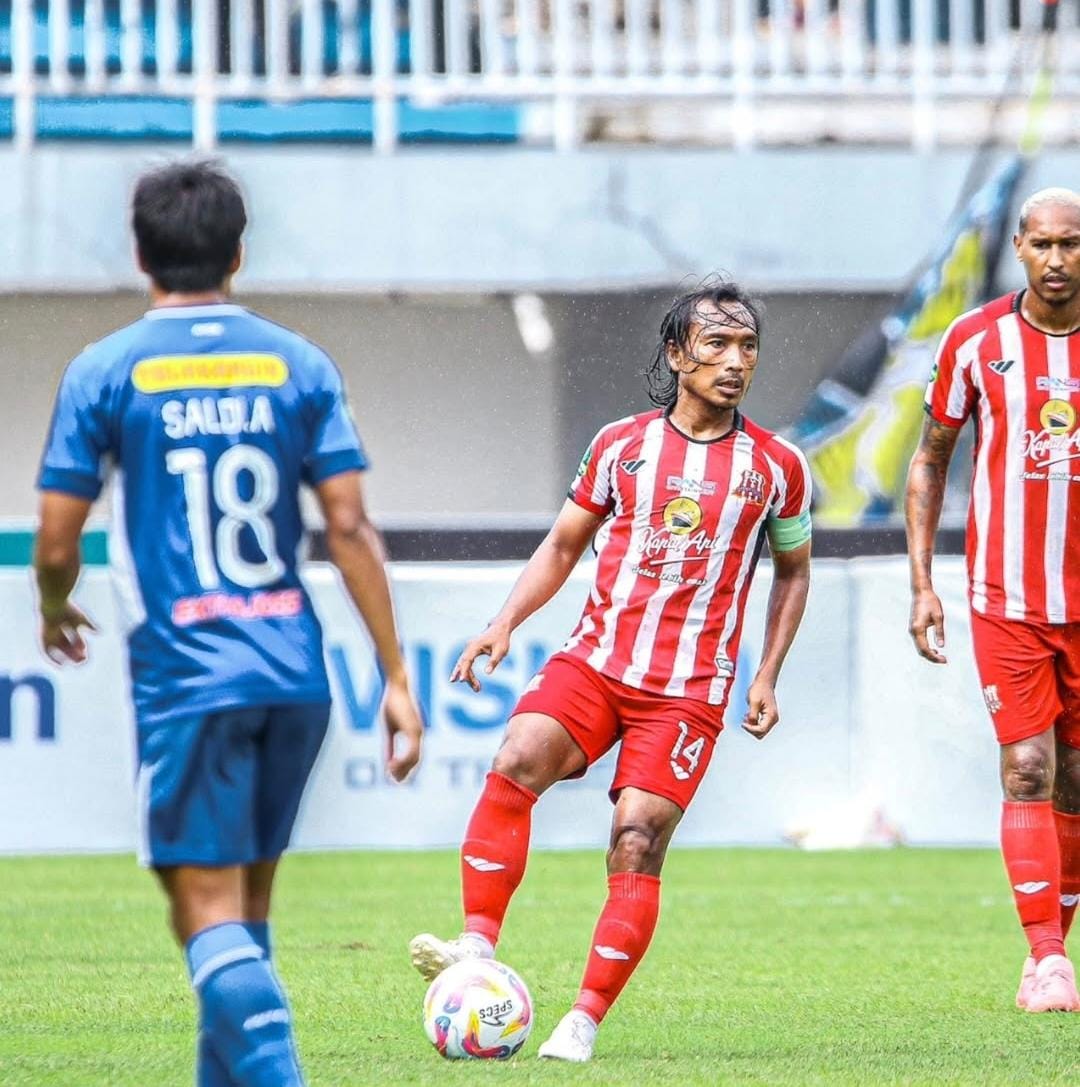 TERBAIK: Pemain Deltras Sidoarjo, Hariono, menguasai bola dalam pertandingan melawan PSIM Yogyakarta.