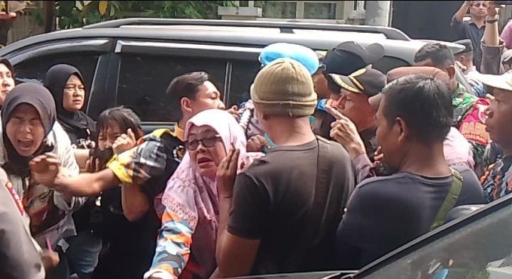 BERSITEGANG: Massa dari pihak termohon menolak eksekusi rumah di Perum Citra Harmoni, Taman, Sidoarjo, Kamis (8/5). (DIKY PUTRA SANSIRI/RADAR SIDOARJO)