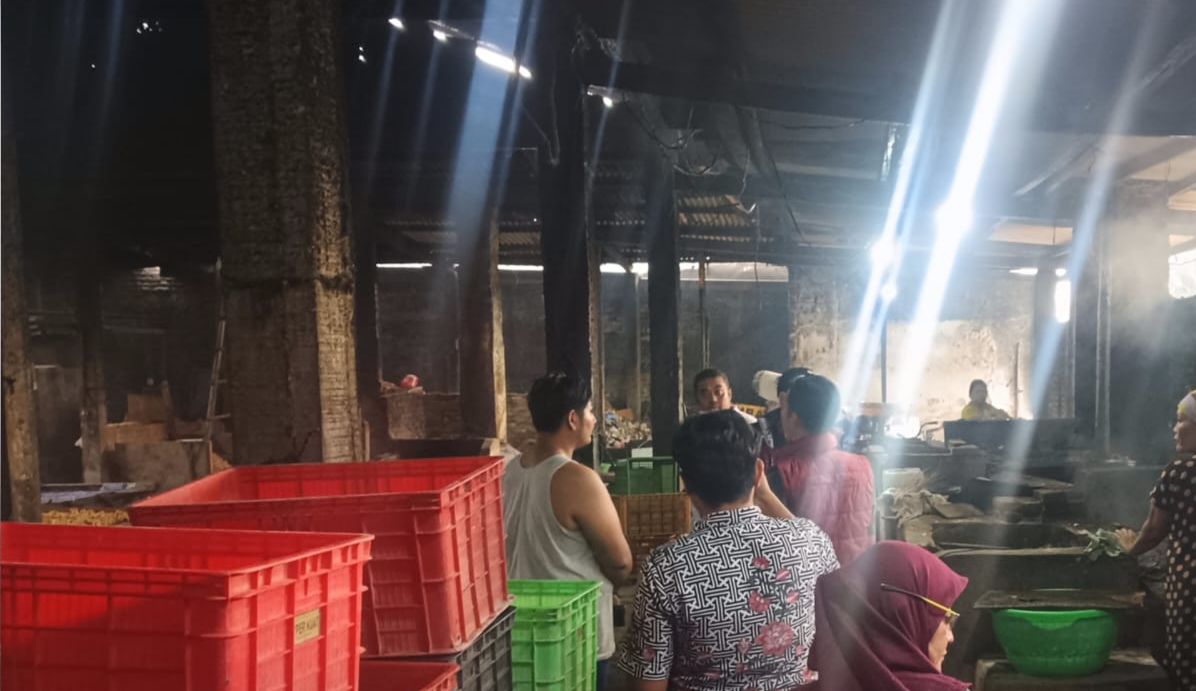 DITINJAU: Tim DLHK Sidoarjo saat sidak industri tahu di Desa Tropodo.