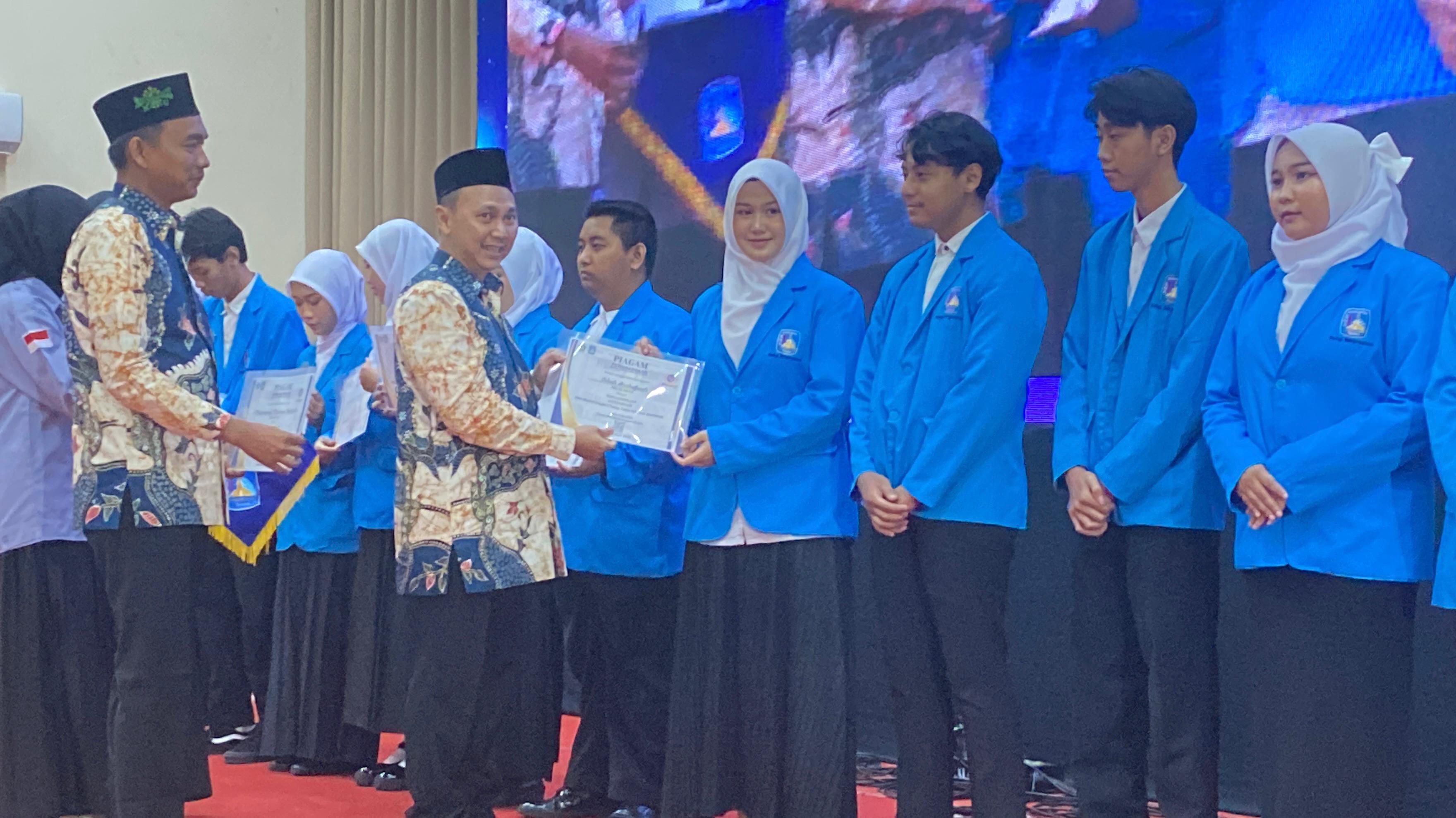 MEMOTIVASI: Ketua YPM Taman Sidoarjo Ir.H.Ahmad Makki memberikan apresiasi siswa prestasi SMA Wahid Hasyim 2 Taman. (ANAS/RADAR SIDOARJO)