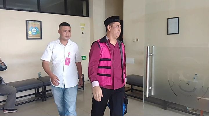 KEBERATAN: Heri Achmadi (rompi merah muda) usai sidang di Tipikor Surabaya, di Sedati, Sidoarjo, Jumat (9/5). (DIKY PUTRA SANSIRI/RADAR SIDOARJO)