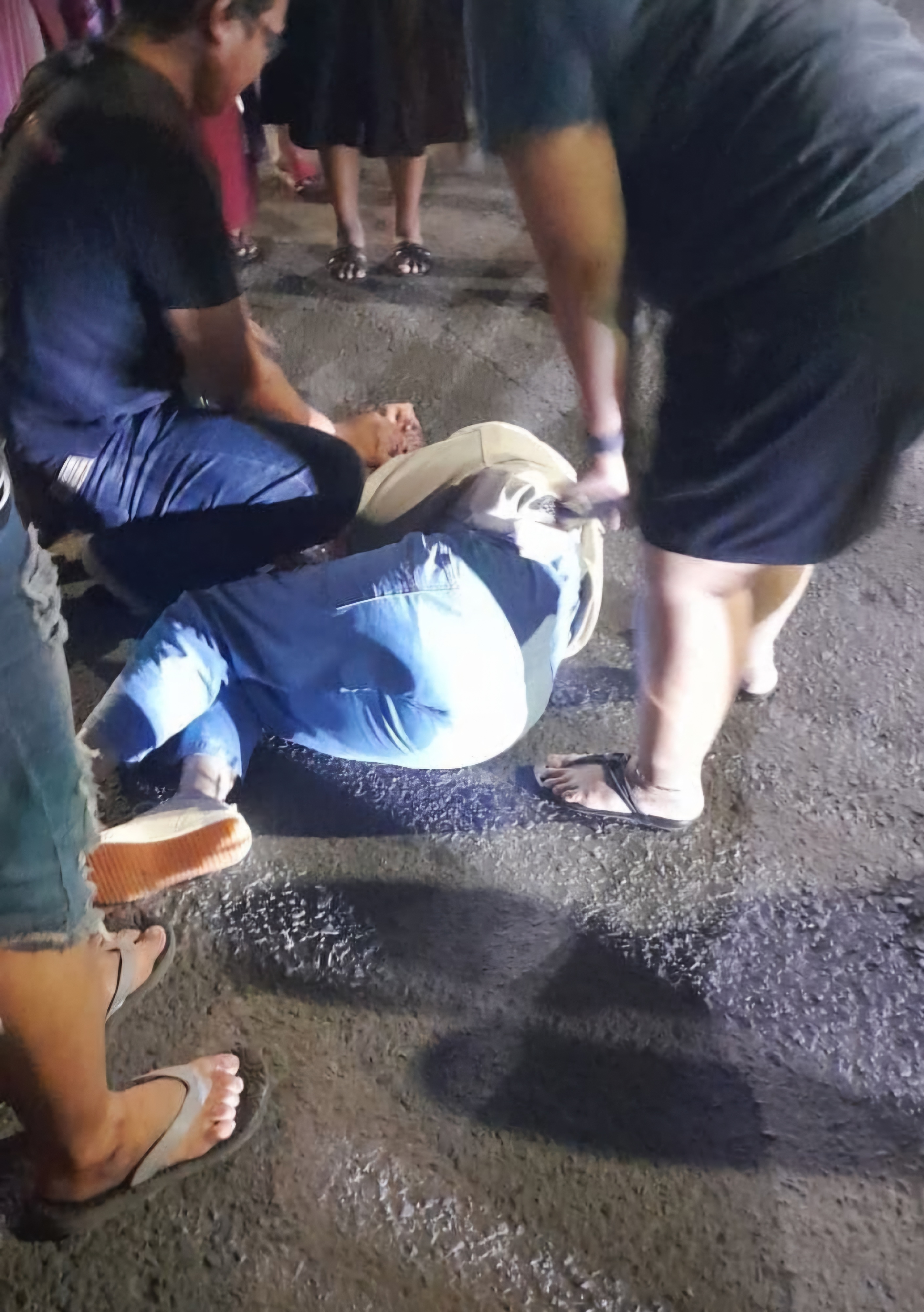 NAHAS : Kondisi korban usai terjatuh dari motornya di Jalan Pahlawan, Sidoarjo. Diduga korban jambret. (IST/RADAR SIDOARJO)