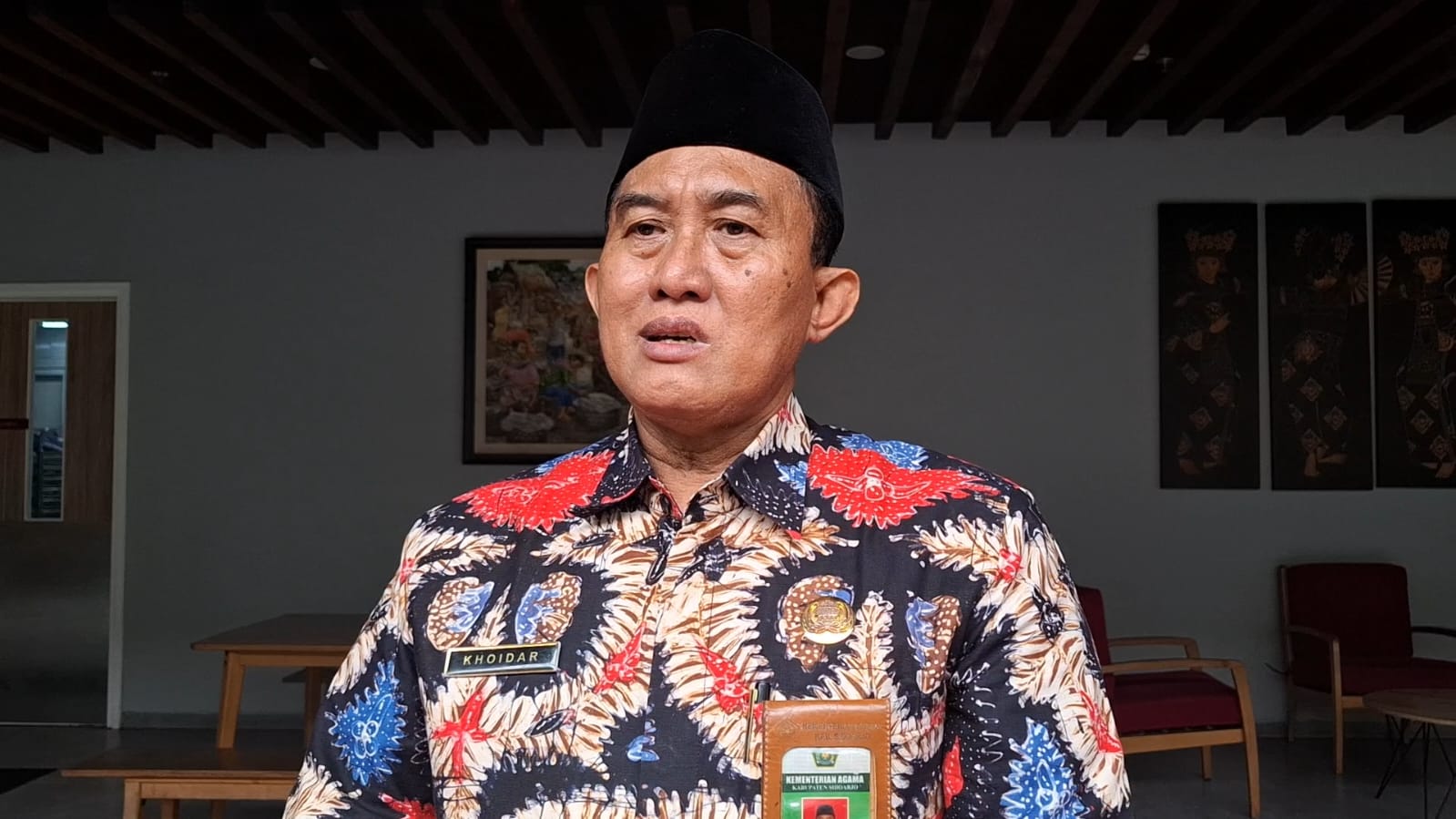 BERDUKA: Kasi Penyelenggaraan Haji dan Umrah Kemenag Sidoarjo, M Khoidar menhampaikan turut berduka setelah dua CJH asal Sidoarjo meninggal dunia. (M SAIFUL ROHMAN/RADAR SIDOARJO)