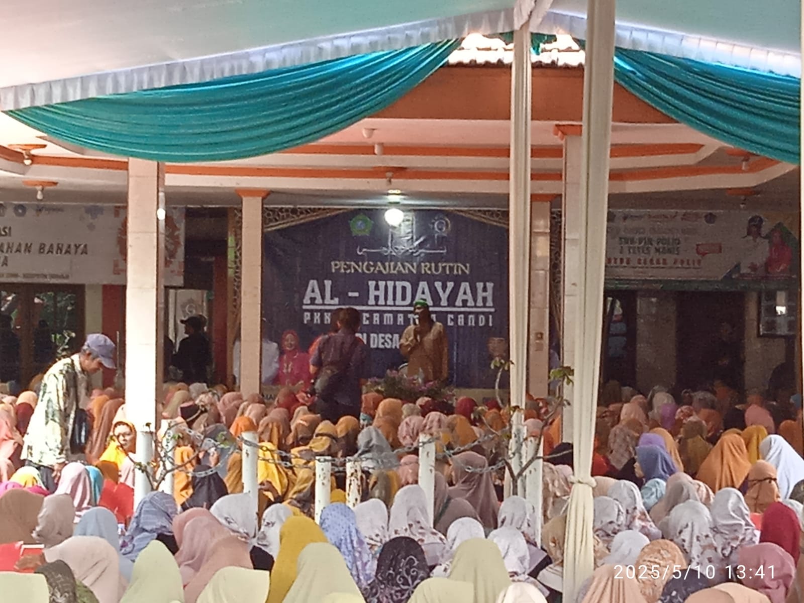KEPALA DESA GELAM: Muchammad Muslich saat menyampaikan sambutan di hadapan jamaah pengajian Al-Hidayah. (ANAS/RADAR SIDOARJO)