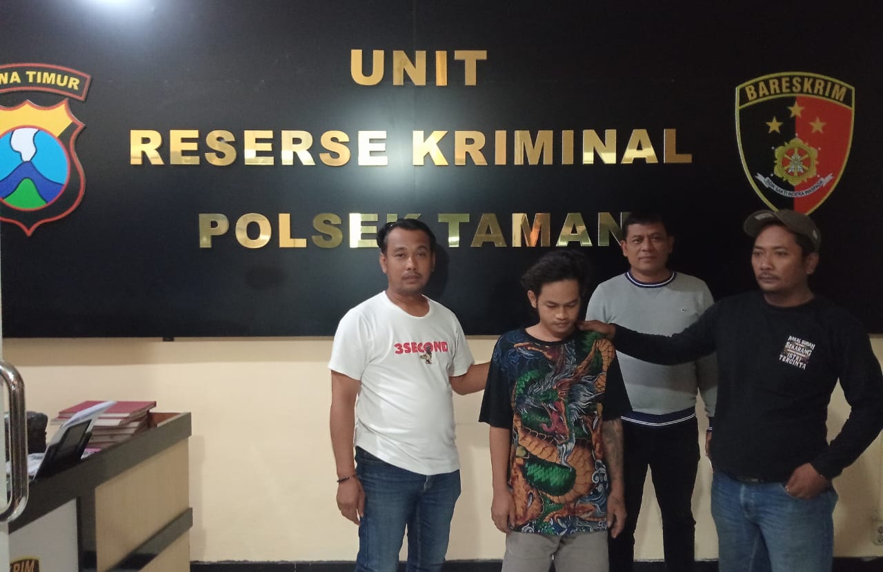 NEKAT : Pria berinisial AG (dua dari kiri) diamankan Unit Reskrim Polsek Taman usai bobol rumah di Desa Tanjungsari, Taman, Sidoarjo. (IST/RADAR SIDOARJO)