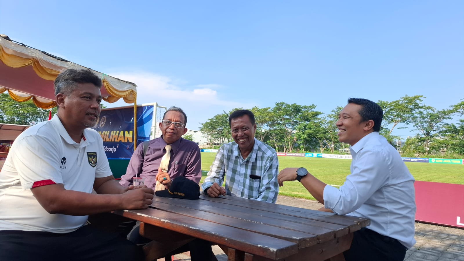 FOKUS: Ketua Askab PSSI Sidoarjo terpilih, Puji Daryo (dua dari kanan) saat foto bersama. (M SAIFUL ROHMAN/RADAR SIDOARJO)