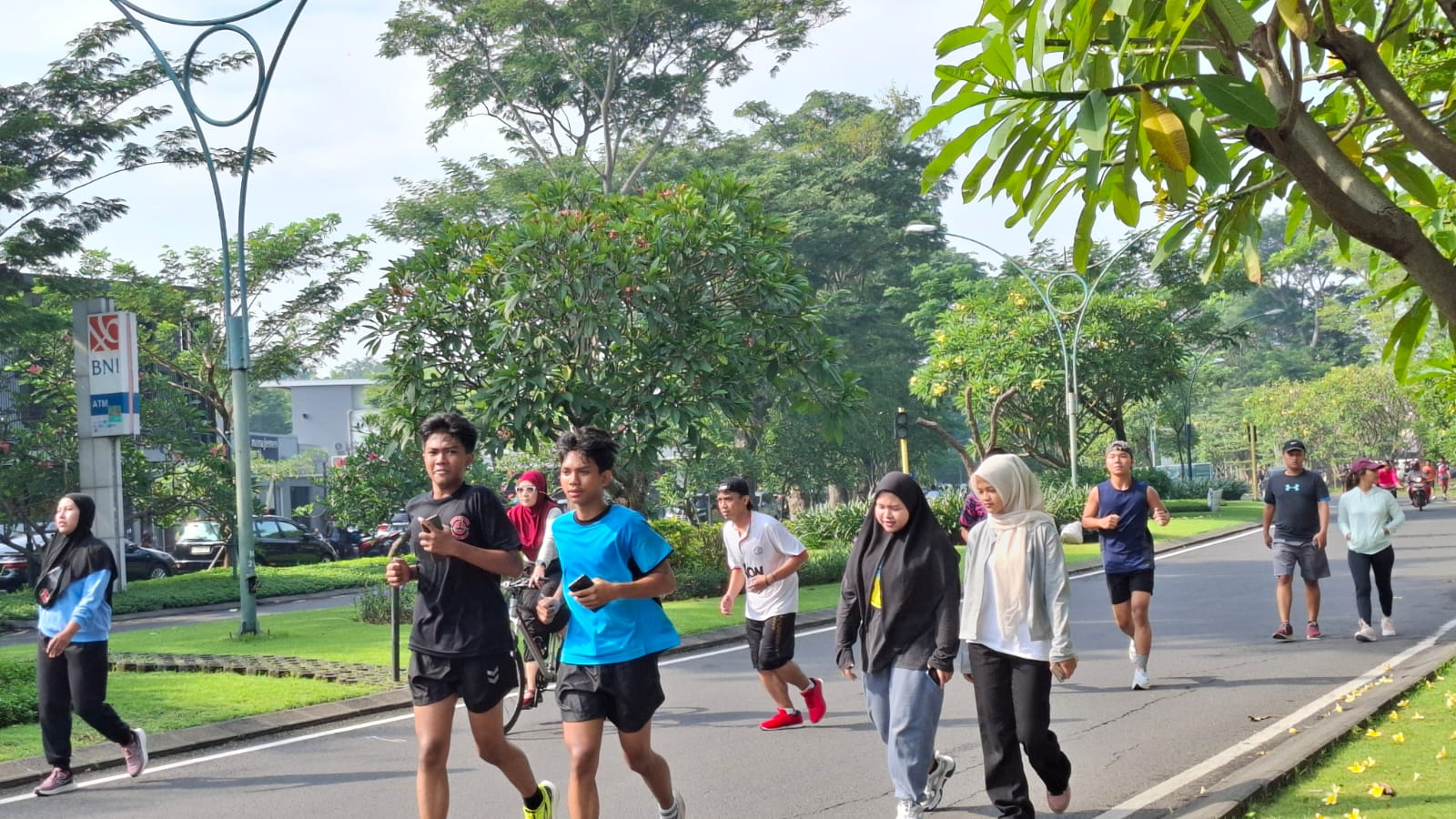 SEHAT: Warga saat berolahraga di area Kahuripan Nirwana. (M SAIFUL ROHMAN/RADAR SIDOARJO)