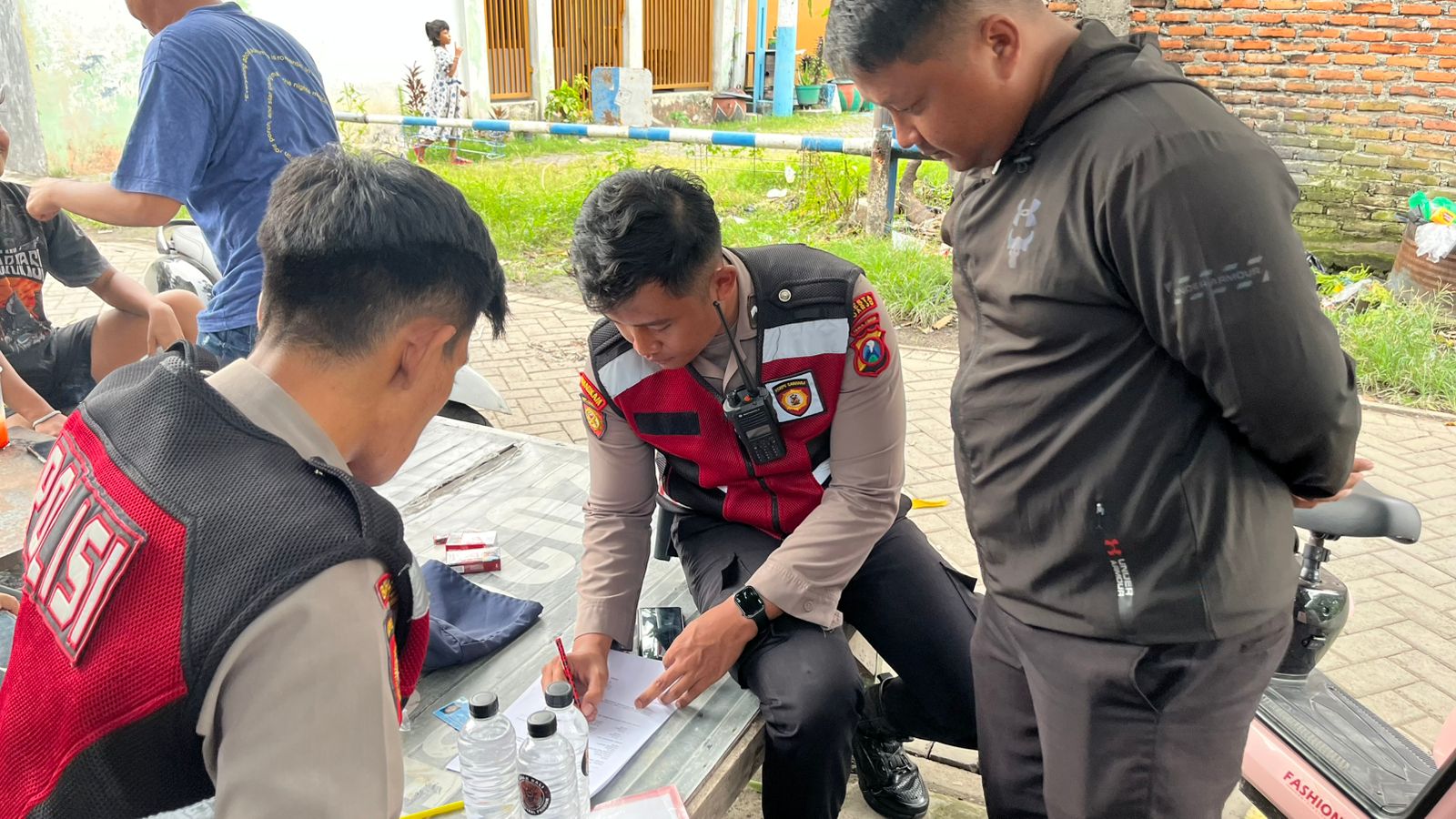 TEGAS : Sat Samapta Polresta Sidoarjo saat melaksanakan razia miras di Sidokare, Sidoarjo. (IST/RADAR SIDOARJO)