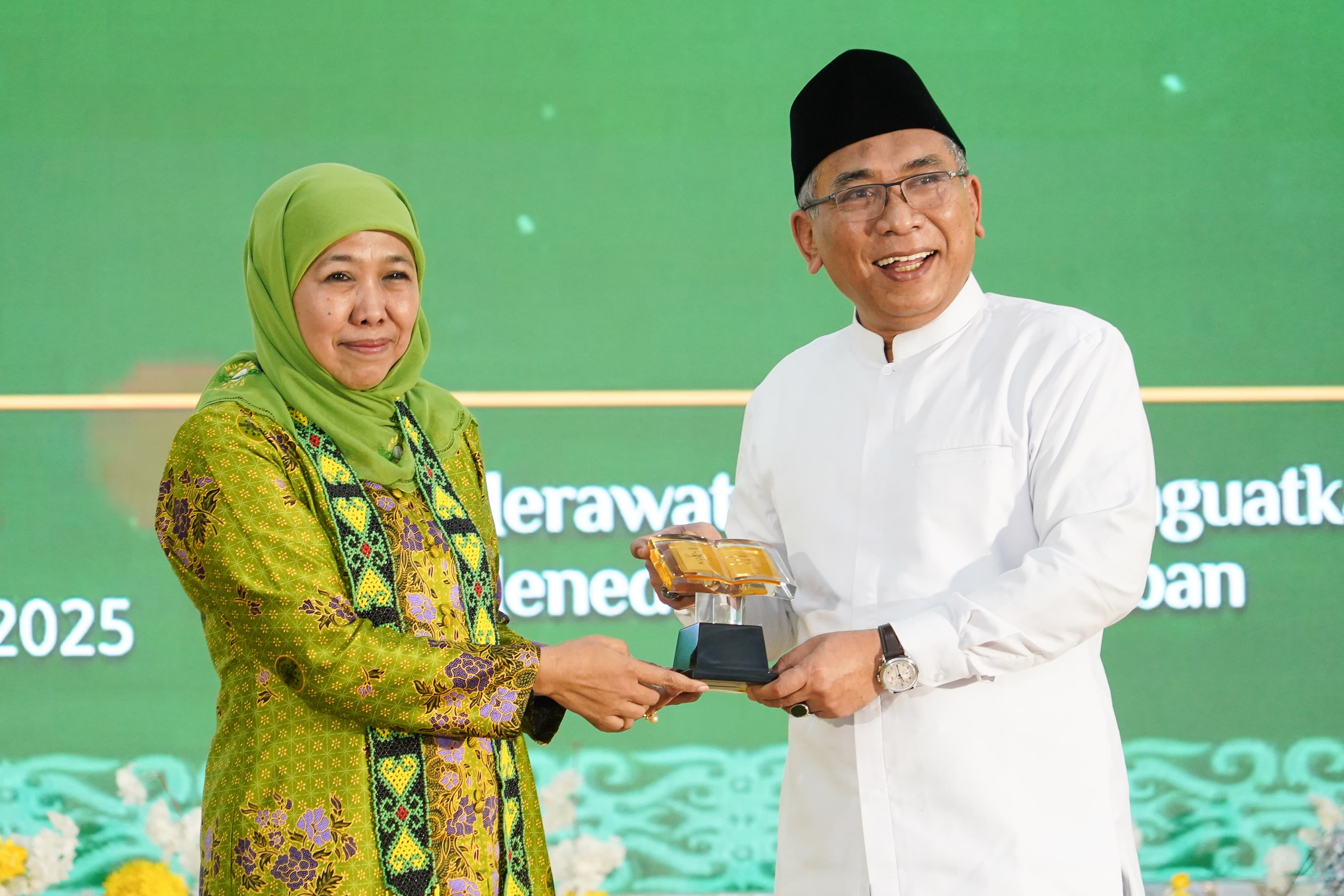 SINERGIS: Gubernur Jatim Khofifah Indar Parawansa bersama Ketua Umum PBNU, Yahya Cholil Staquf.