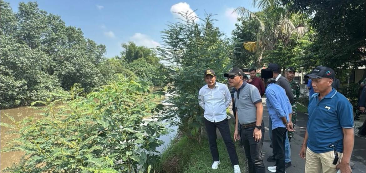 PRIHATIN: Bupati Sidoarjo Subandi (kiri) saat meninjau kondisi plengsengan ambles di Desa Bakungpringgodani, Balongbendo.