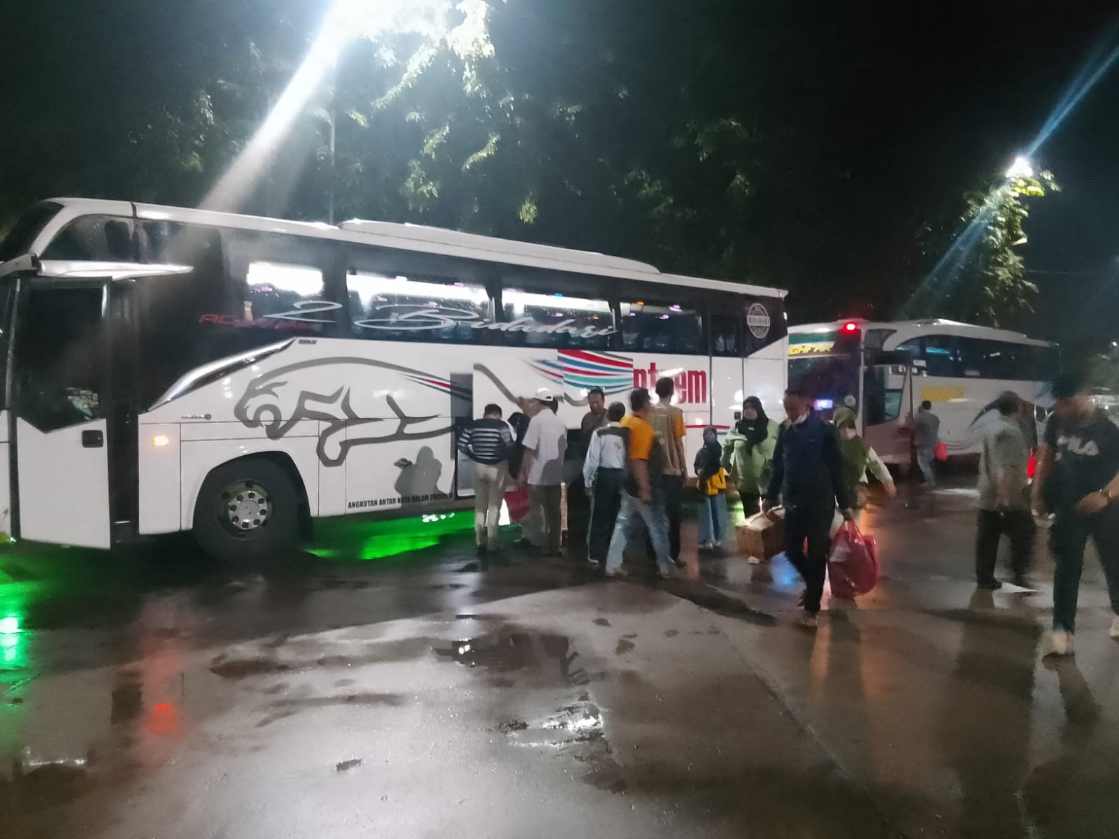 LIBURAN: Sejumlah penumpang di Terminal Purabaya, Sidoarjo, saat libur Waisak, Minggu (11/5) malam. (DIKY PUTRA SANSIRI/RADAR SIDOARJO)