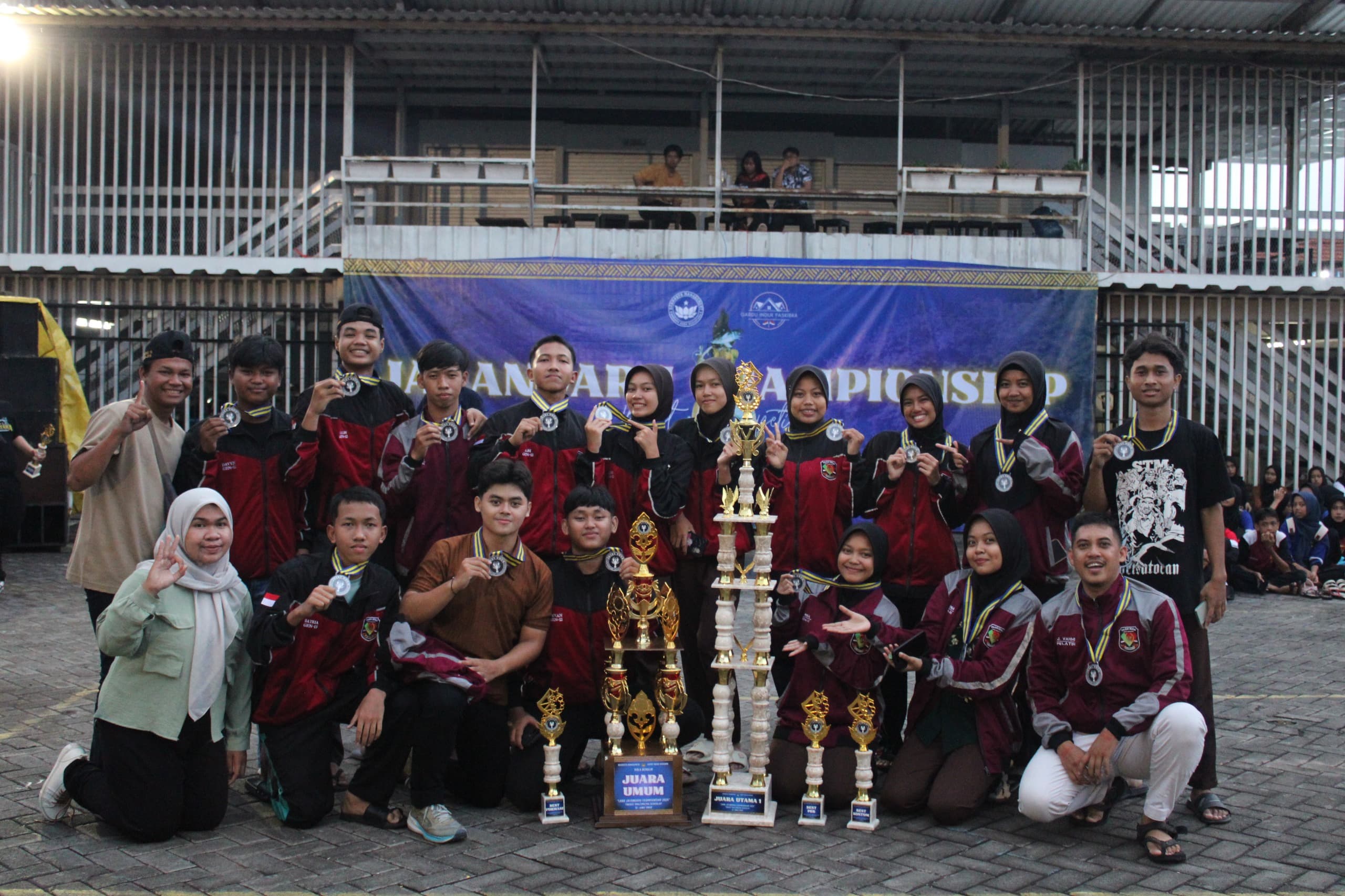 LUAR BIASA: Tim Paskibraka SMK Persatuan 2 Tulangan perlihatkan sejumlah piala yang diperoleh. (ANAS/RADAR SIDOARJO)