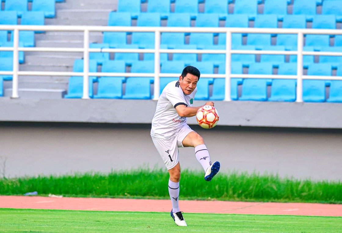 DIAJAK: Bupati Sidoarjo, Subandi saat bermain sepak bola di Stadion Gelora Delta. Manajemen Deltras Ingin ajak Bupati Sidoarjo main sepakbola bersama. (IST/RADAR SIDOARJO)