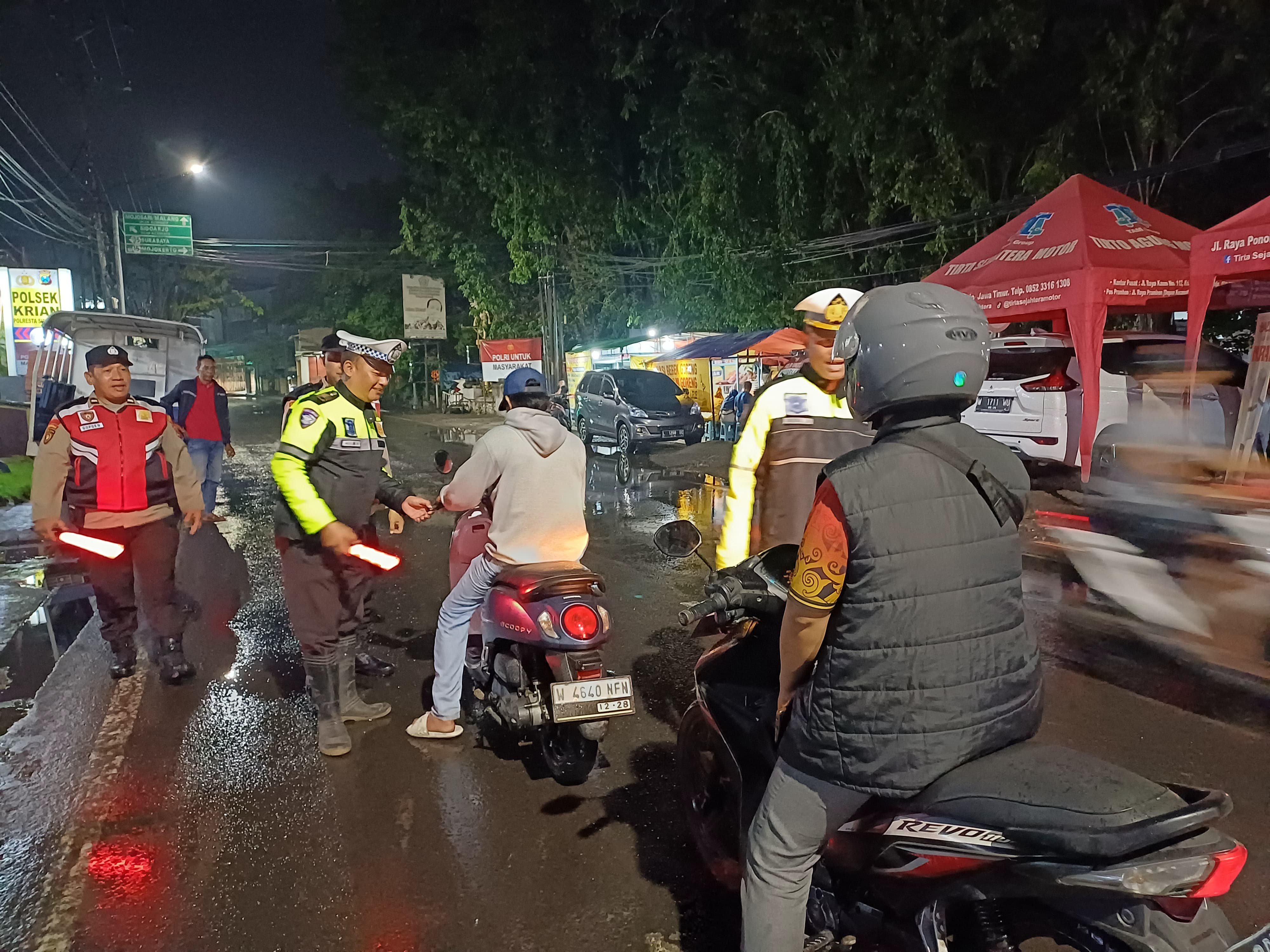 PEMERIKSAAN: Anggota Sat Samapta Polresta Sidoarjo melaksanakan pemeriksaan kendaraan di batas kota Sidoarjo. (IST/RADAR SIDOARJO)
