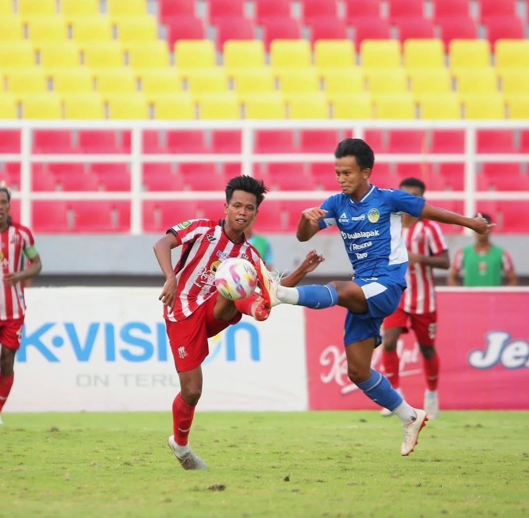 NGEYEL: Pemain Deltras Sidoarjo saat berlaga di Liga 2 musim 2024/2025. (IST)