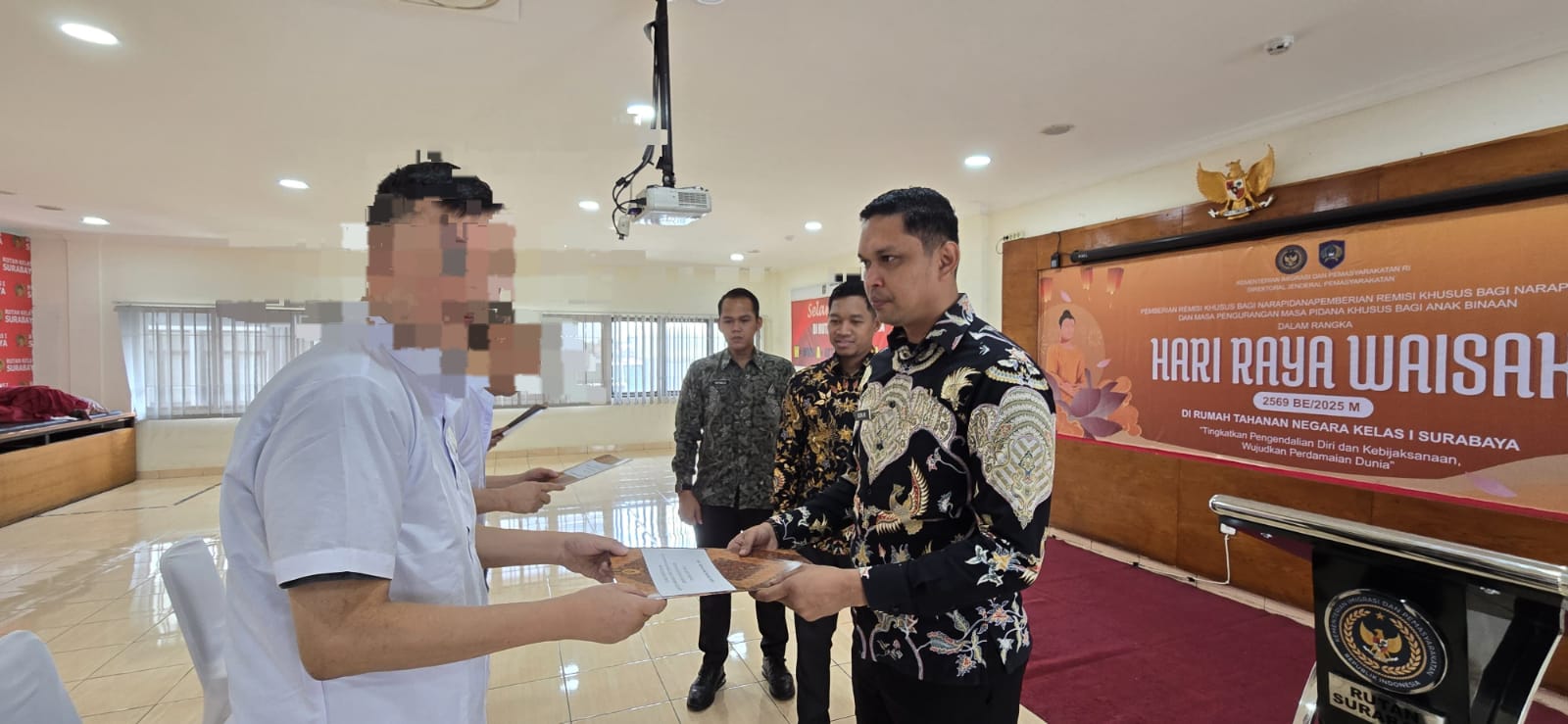 SUMRINGAH : Tiga narapidana terima remisi khusus Hari Raya Waisak di Rutan Medaeng Sidoarjo. (IST/RADAR SIDOARJO)