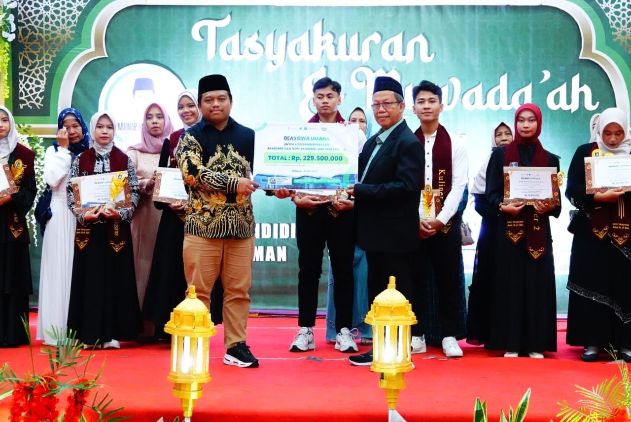 KOMPAK: Foto simbolis perwakilan dari UMAHA memberikan beasiswa ke siswa prestasi kepada kepala SMK YPM 2 Taman, Nurmusolin. (ANAS/RADAR SIDOARJO)