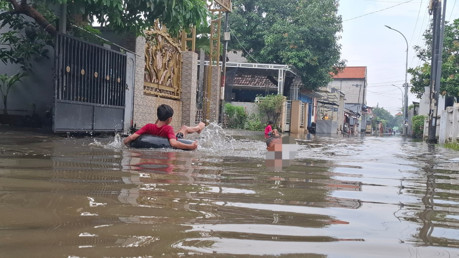 KOLAM DADAKAN : Kondisi Banjir di Desa Bringinbendo, Taman, Sidoarjo, belum surut hingga Rabu (14/5). (M SAIFUL ROHMAN/RADAR SIDOARJO)