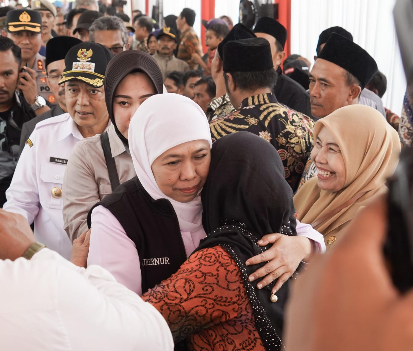 PEDULI: Gubernur Khofifah saat bertemu warga.