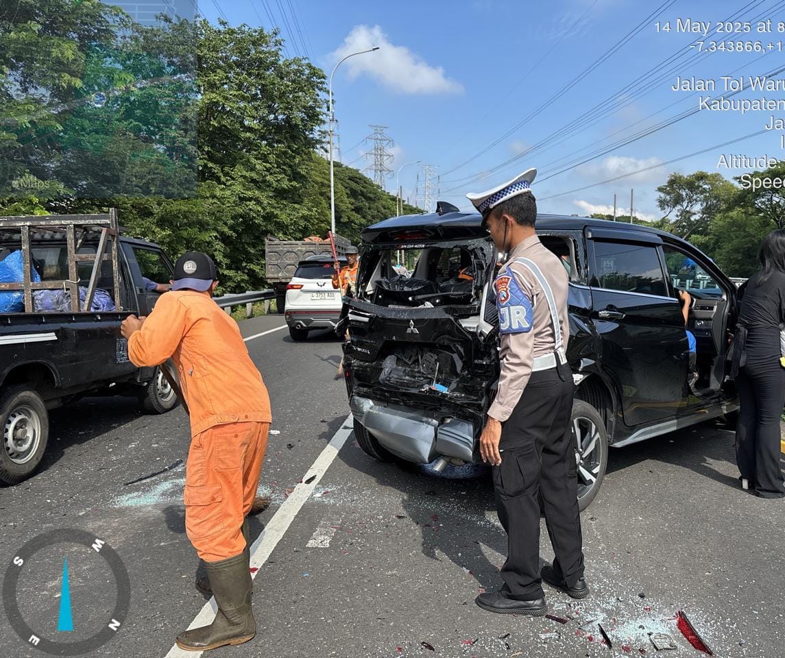 RINGSEK : Kondisi salah satu mobil yang terlibat kecelakaan beruntun di tol Juanda arah Waru. (IST/RADAR SIDOARJO)