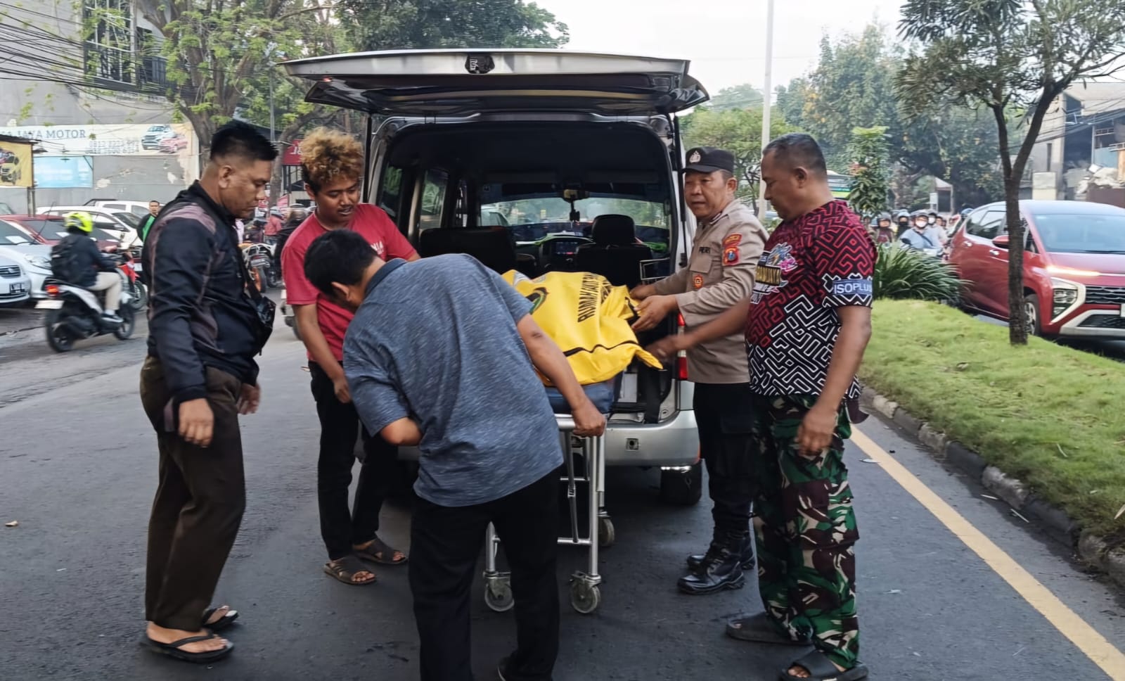 NAHAS : Jenazah korban pengendara motor dievakuasi oleh petugas di Jalan Raya Candi, Sidoarjo, Rabu (14/4). (IST/RADAR SIDOARJO)