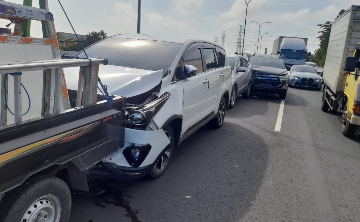 RUSAK : Kondisi mobil usai mengalami tabrakan beruntun di tol Juanda arah Waru, Sidoarjo, Rabu (14/5) siang. (IST/RADAR SIDOARJO)