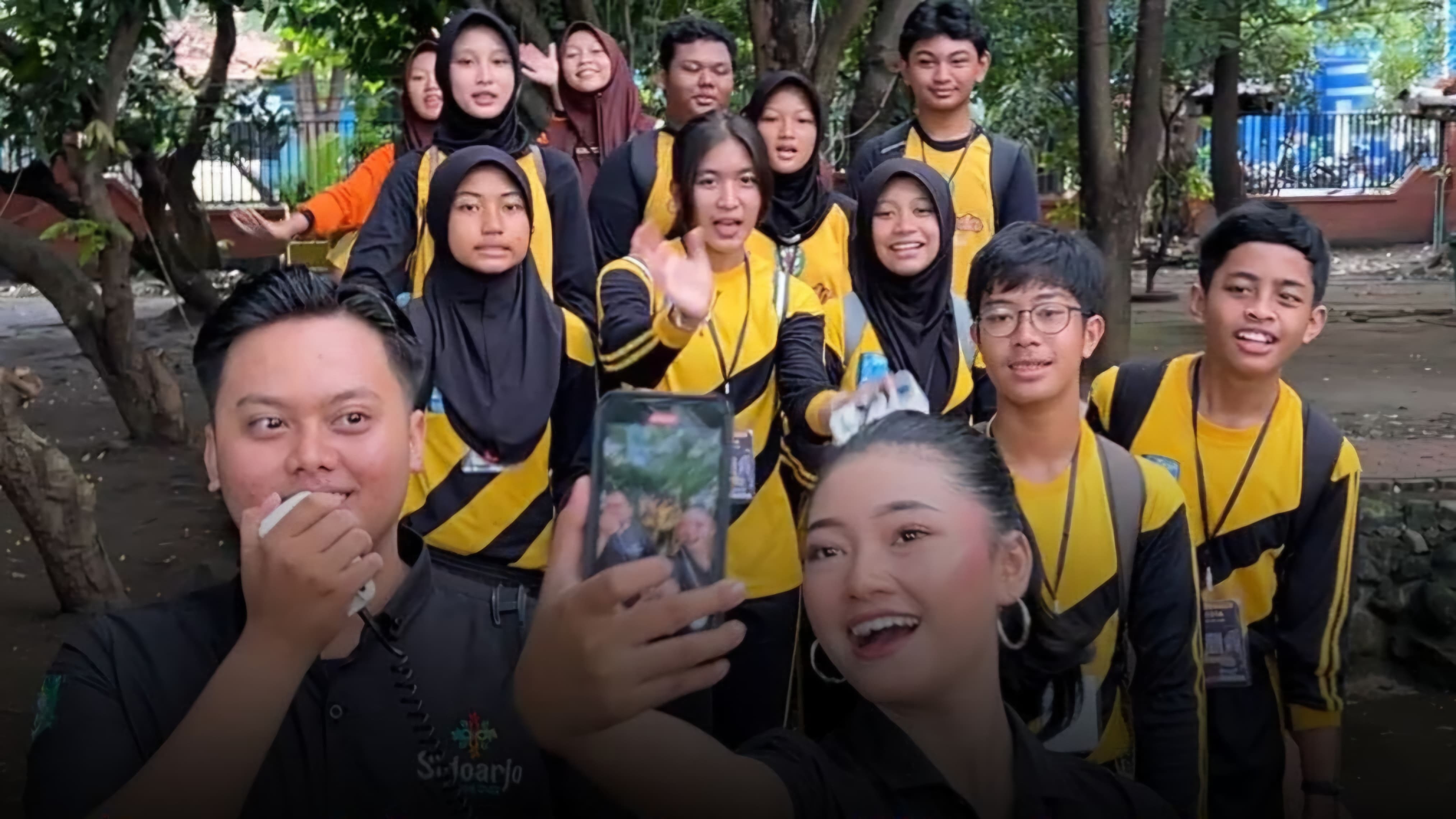 GRATIS: Para siswa saat menikmati wisata edukasi keliling kantor pemerintahan Sidoarjo  &nbsp;