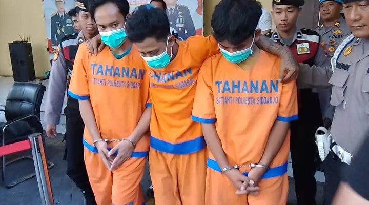 RAJA TEGA: Pelaku penjambretan diamankan polisi, Rabu (14/5). (FOTO: DIKY PUTRA SANSIRI/RADAR SIDOARJO)