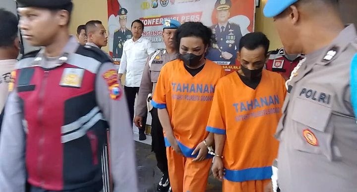 NEKAT: Dua tersangka pencurian motor diamankan di Mapolresta Sidoarjo, Rabu (14/5). (DIKY PUTRA SANSIRI/RADAR SIDOARJO)