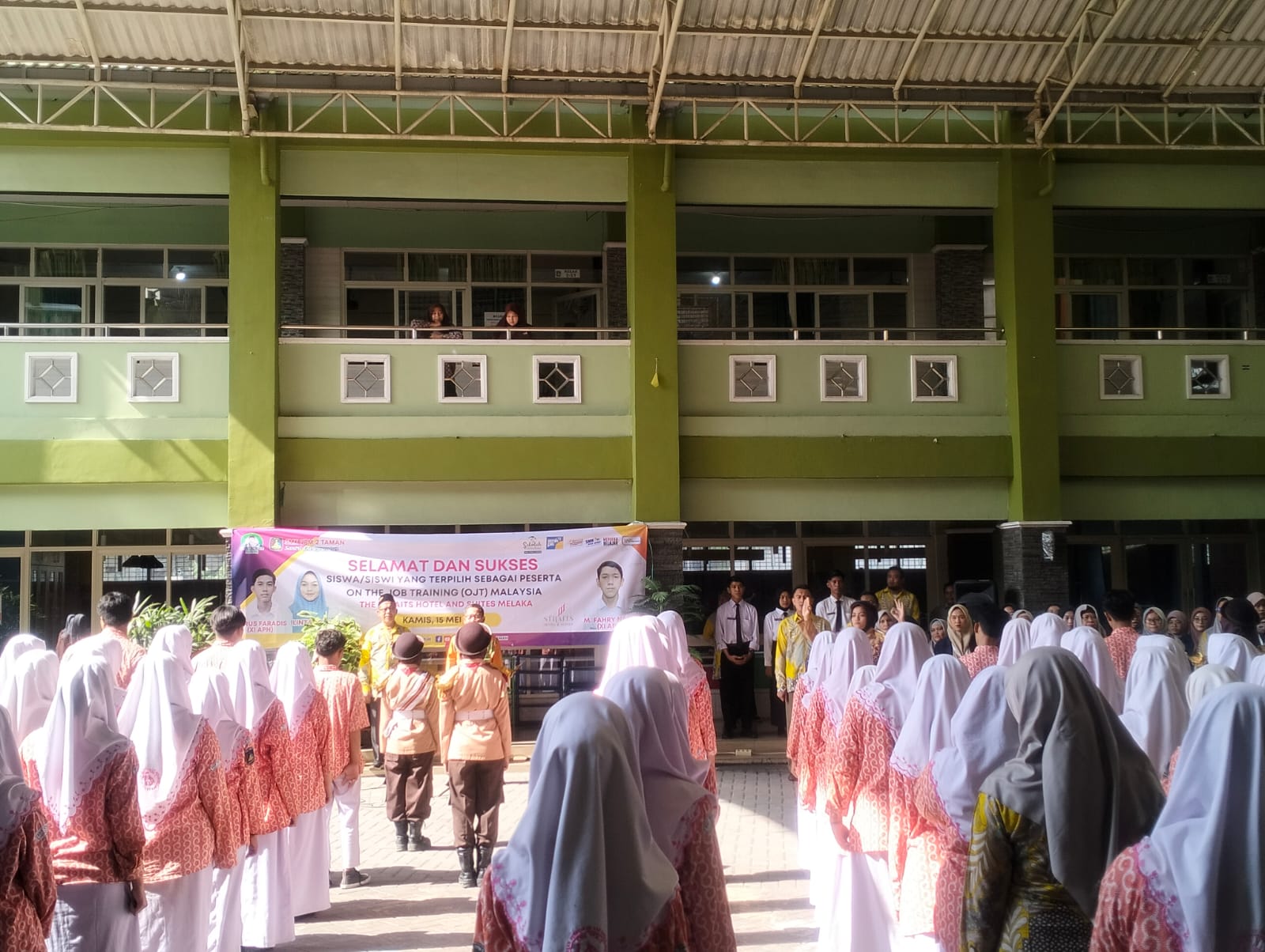 BELAJAR: Suasana apel pagi pemberangkatan siswa-siswi SMK YPM 2 Taman yang akan magang ke Malaysia. (ANAS/RADAR SIDOARJO)