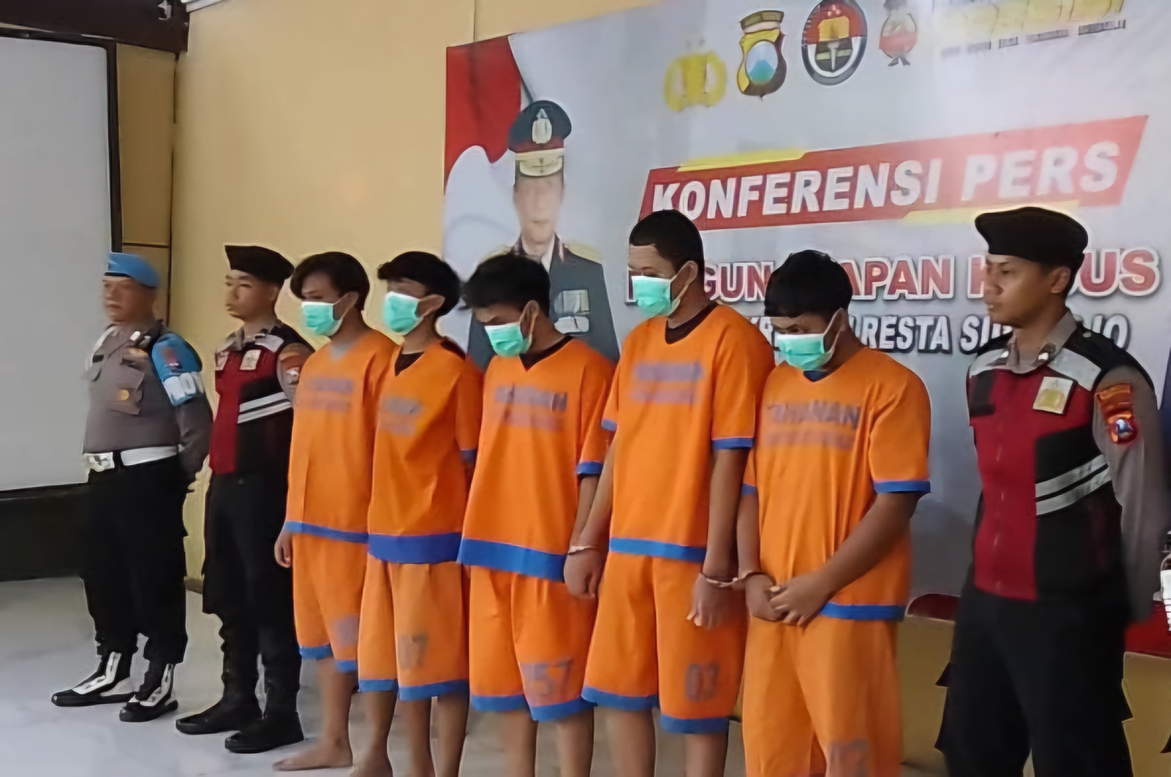 TERTUNDUK : Lima anggota gangster yang diamankan di Mako Polresta Sidoarjo. Gerombolan ini menyerang dua remaja di Sukodono, Sidoarjo. (DIKY PUTRA SANSIRI/RADAR SIDOARJO)