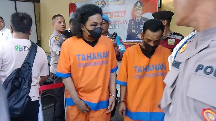 KAPOK: Dua pencuri motor diamankan polisi di Sidoarjo, Rabu (14/5). (DIKY PUTRA SANSIRI/RADAR SIDOARJO)