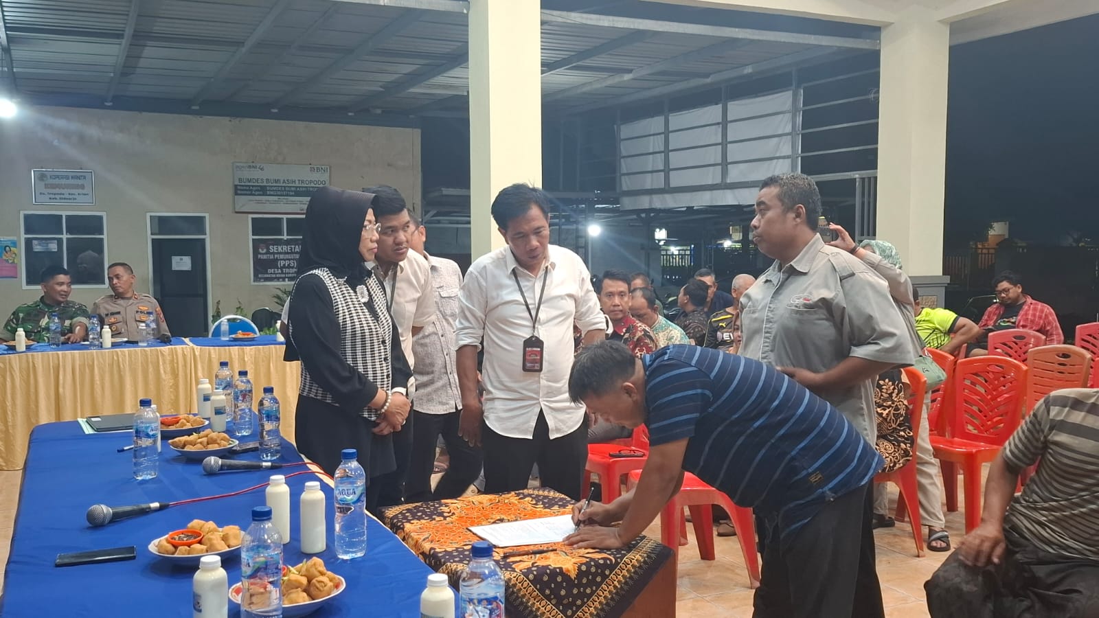 SEPAKAT: Para pengusaha tahu tanda tangani komitmen tidak menggunakan bahan bakar berbahaya B3. (M SAIFUL ROHMAN/RADAR SIDOARJO)