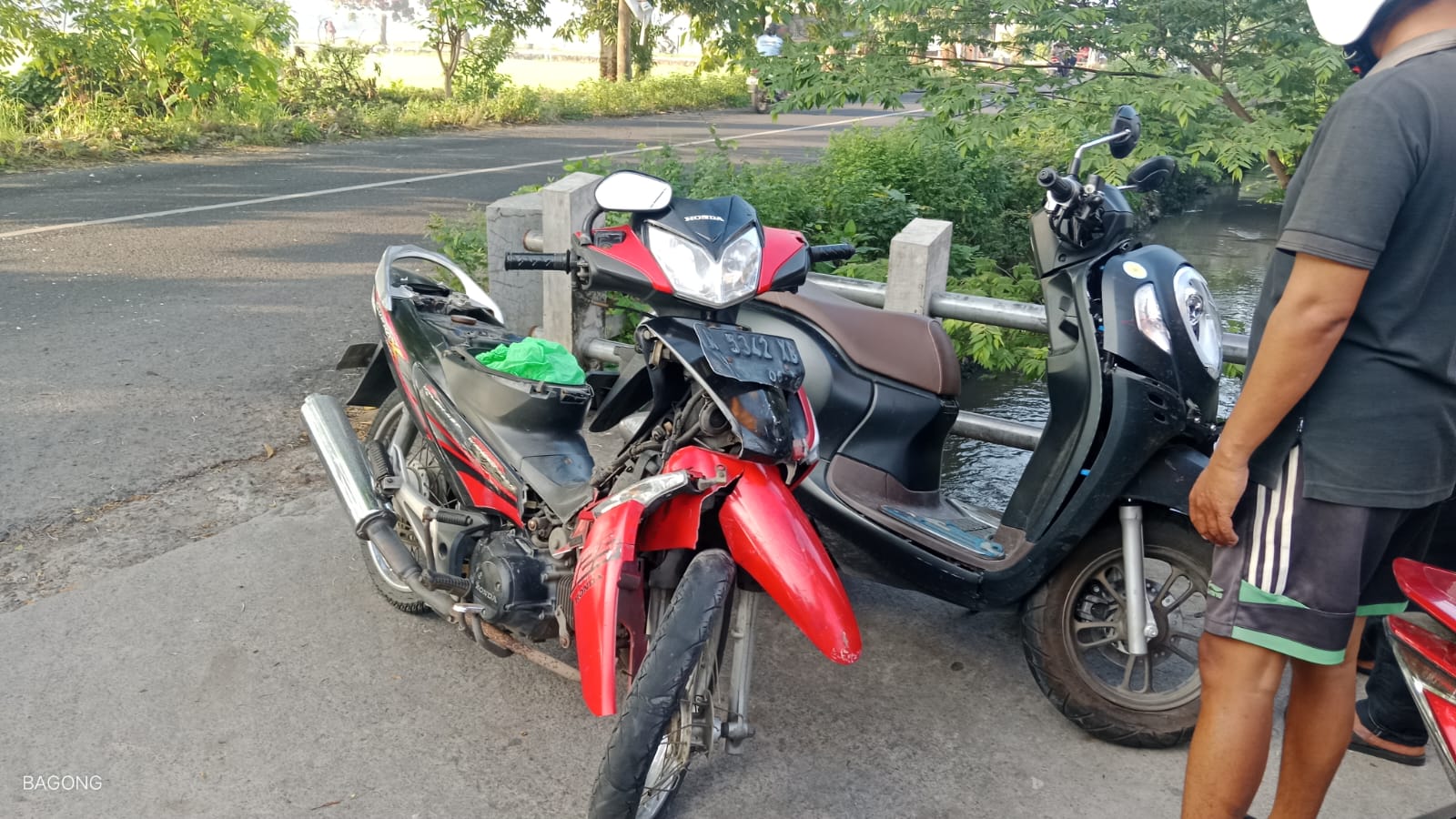 RUSAK : Kondisi sepeda motor yang dikendarai pelajar SMA dan kendaraan lawannya usai terlibat kecelakaan di Jalan Raya Wonokupang, Balongbendo, Kamis (15/5) pagi. (IST/RADAR SIDOARJO)