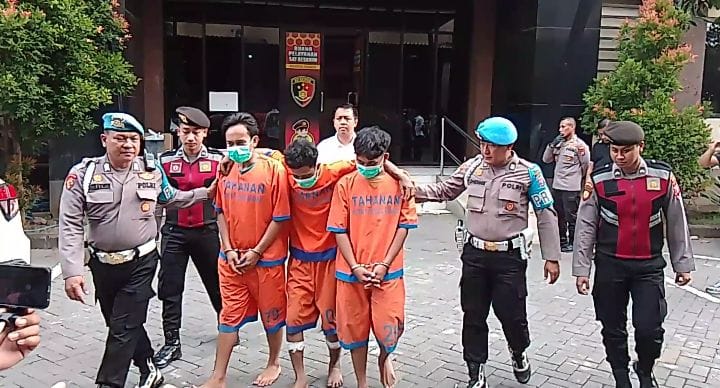 SADIS : Pelaku jambret di Jalan Pahlawan, Sidoarjo, dan penadahnya diamankan polisi di Polresta Sidoarjo. Dua pelaku jambret ternyata residivis. (DIKY PUTRA SANSIRI/RADAR SIDOARJO)