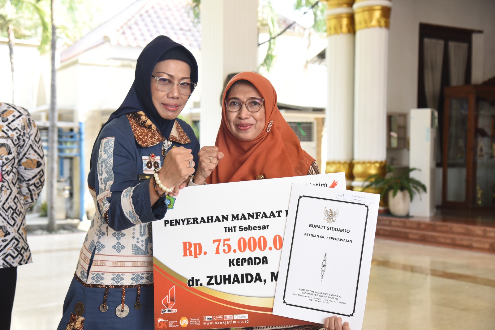 SIMBOLIS: Penyerahan SK pensiun oleh Sekretaris Daerah Sidoarjo Fenny Apridawati (kiri).
