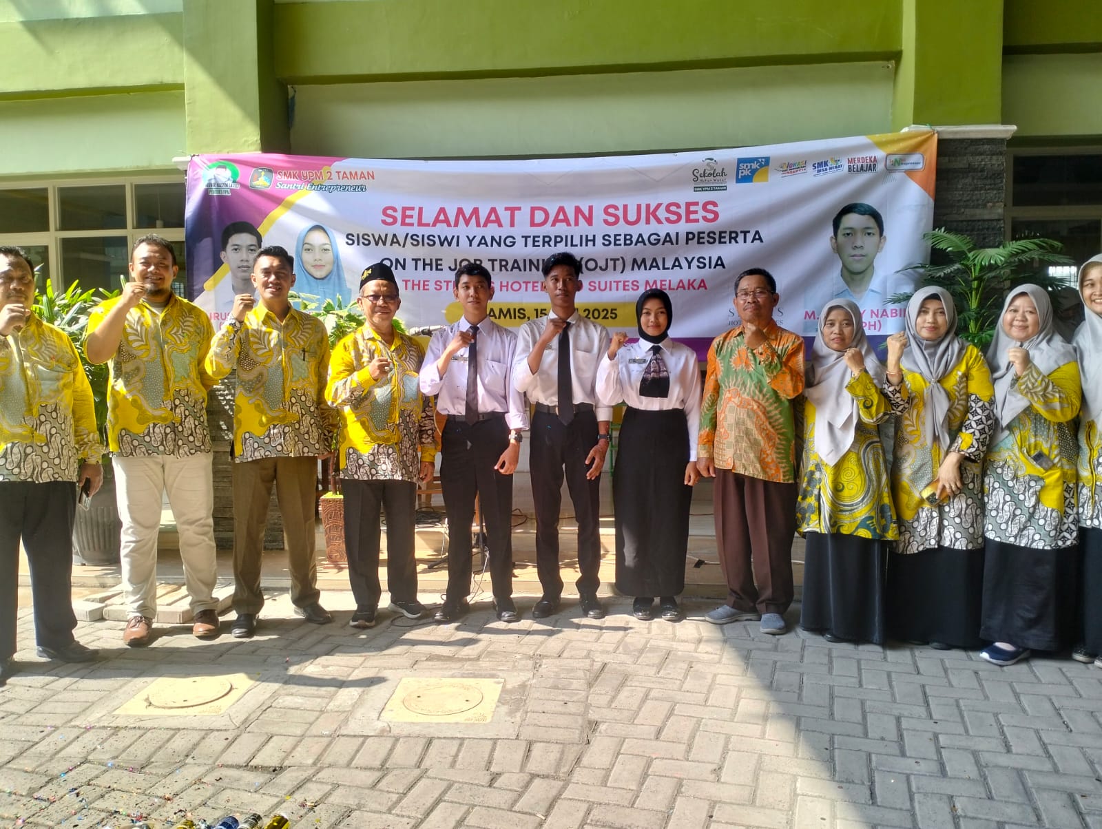 KOMPAK: Foto bersama tiga siswa SMK YPM 2 Taman,&nbsp; dewan&nbsp; guru dan yayasan. (ANAS/RADAR SIDOARJO)